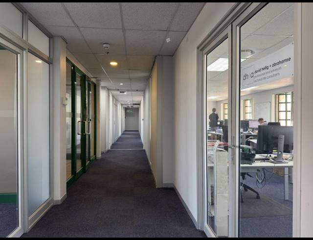 BUSINESS PROPERTY TO RENT IN CLAREMONT